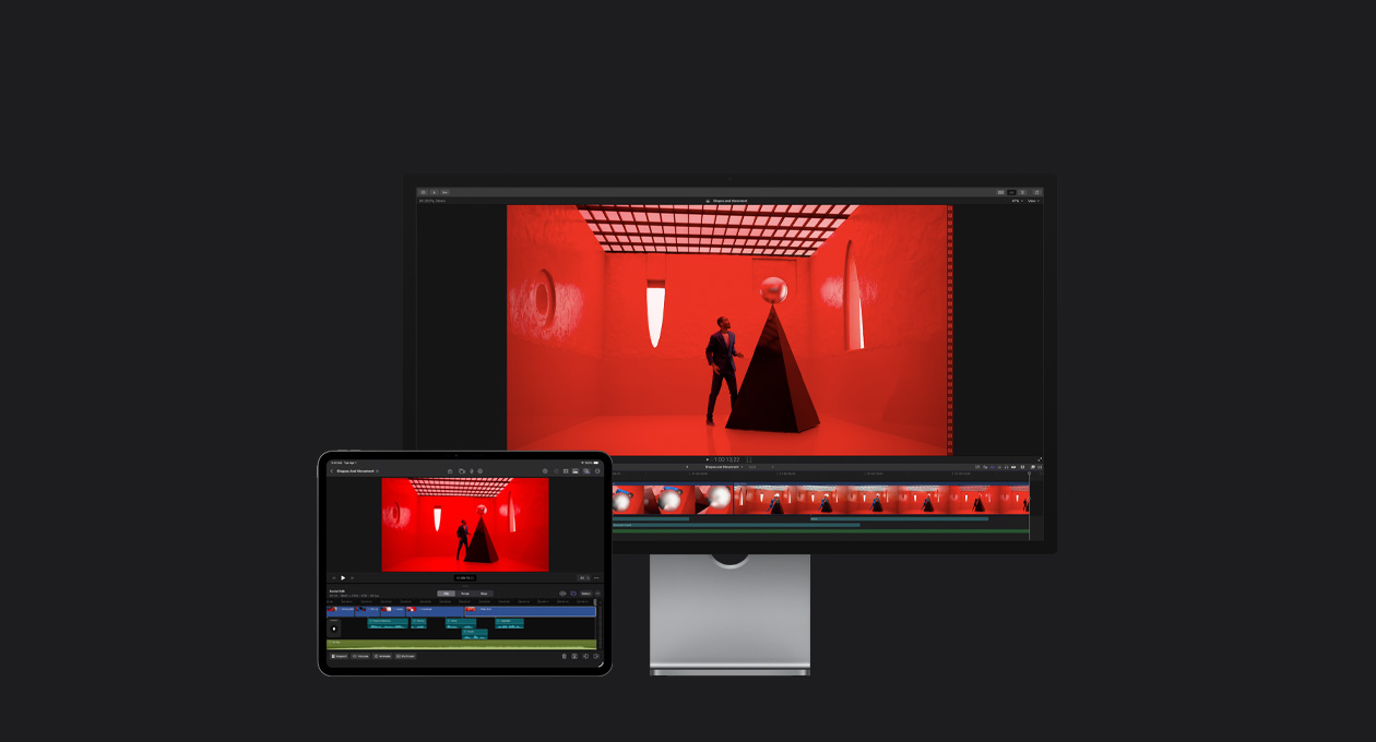 Mac Studio Bildschirm, 13 Zoll iPad Pro, Final Cut Pro Timeline, Standbild eines Mannes in einem blauen Anzug, der eine silberne Kugel auf eine schwarze dreieckige Skulptur in einem roten Raum mit abstrakt geformten Fenstern legt