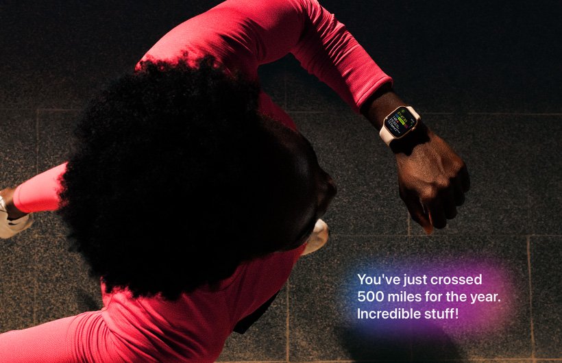 Biegn?ca osoba sprawdza post?py w apce Trening na Apple Watch Series 11