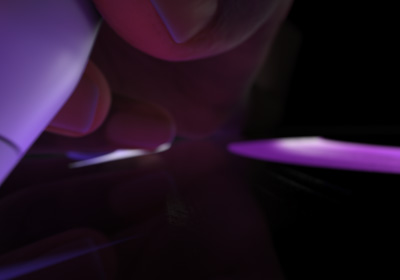 Kasutaja hoiab Apple Pencil Prod kirjutusasendis. Otsaga vajutatakse ekraani peale, n?idates joonistatud erkrohelisi pakse pintslit?mbeid.