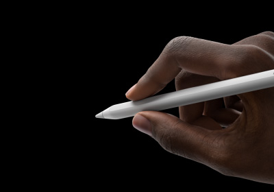 Kasutaja k?si, mis hoiab Apple Pencil Prod kirjutusasendis. Ots on suunatud liidese poole, n?idates uut vahendite paletti.