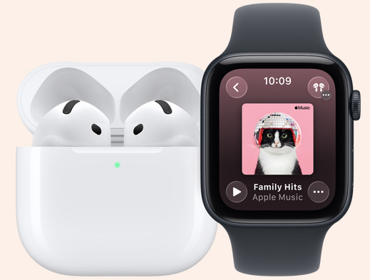 AirPods 4，展示咪高風(fēng)，置於打開狀態(tài)的 MagSafe 充電盒中；充電盒採用圓角設(shè)計(jì)，展示綠色的充電指示燈；Apple Watch SE 3，午夜暗色鋁金屬錶殼，配搭午夜暗色運(yùn)動錶帶，螢?zāi)徽故?Apple Music app 的正在播放畫面
