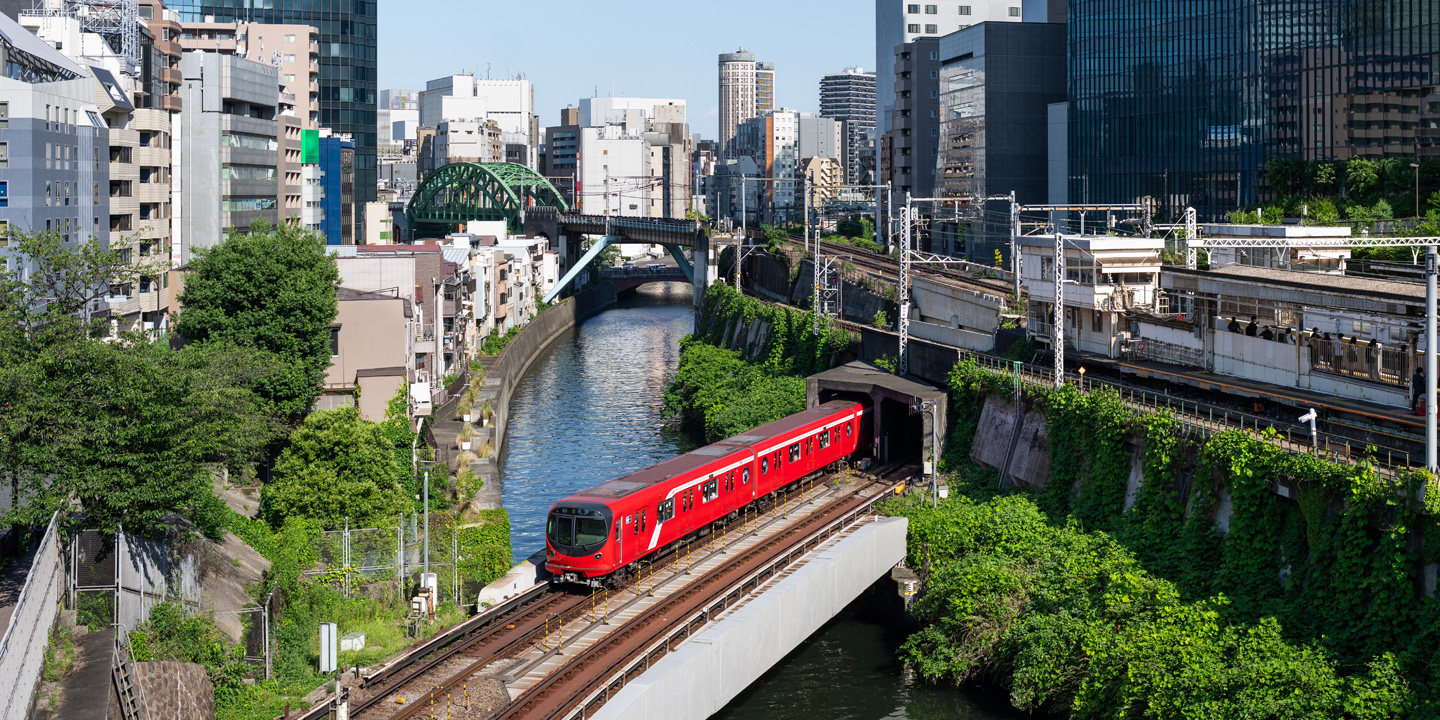 Einblicke in die Tokyo Metro, darunter Züge, die Brücken überqueren, der t?gliche Betrieb und Wartungsarbeiten.