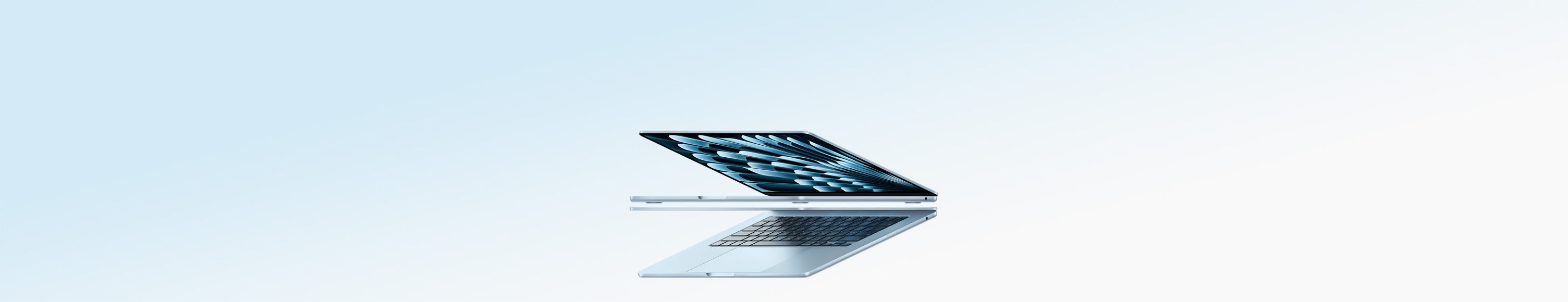 Zwei ge?ffnete MacBook Air Laptops in der Farbe Himmelblau bilden die Form eines Pfeils, um das dünne Profil zu zeigen