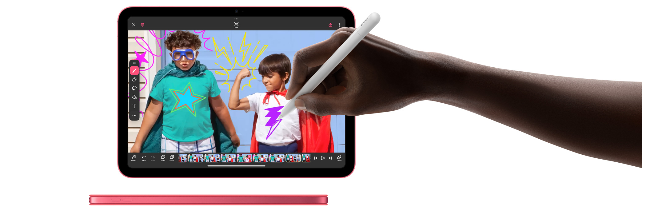 Eine Person h?lt einen Apple Pencil und zeichnet im Modus Markierung in Fotos.