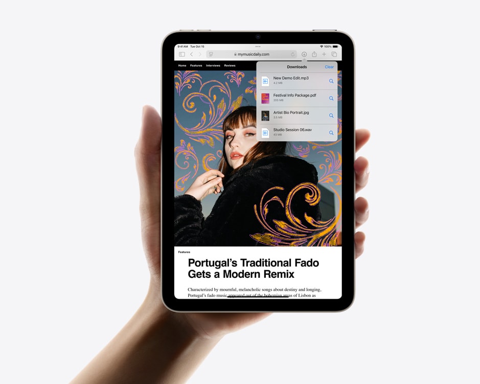 iPad mini som h?lls i en hand i liggande l?ge och visar nedladdningar i Safari.