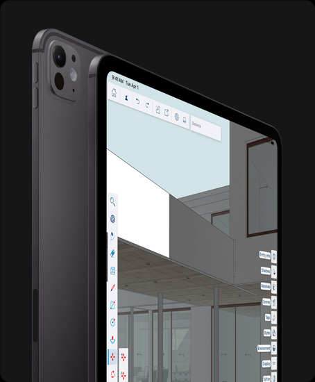 Widoczny od ty?u iPad Pro w kolorze gwiezdnej czerni, w uk?adzie pionowym, system Pro aparatów, przycisk zwi?kszania g?o?no?ci, przycisk zmniejszania g?o?no?ci, widoczny od przodu iPad Pro w kolorze gwiezdnej czerni, w uk?adzie pionowym, czarna ramka ekranu, zaokr?glone rogi, na ekranie widoczna jest aplikacja do projektowania graficznego z otwartymi menu narz?dzi i efektów po lewej i prawej stronie