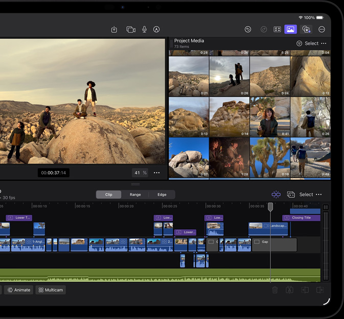 Widoczny od przodu iPad Pro w kolorze gwiezdnej czerni, w uk?adzie poziomym, na ekranie wida? interfejs Final Cut Pro z otwartym projektem wideo z wyprawy na pustyni?, zdj?cie czterech osób w pustynnym krajobrazie, klipy wideo i o? czasu