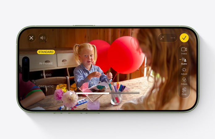 iPhone 17, esikülg, Audio Mix funktsiooniga video lapsest, kes m?ngib laua taga ?hupallidega