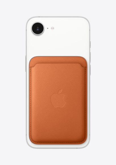 白色 iPhone 17e 的機(jī)身背面，展示狐橙色 MagSafe 精細(xì)織料銀包，融合相機(jī)位於頂部