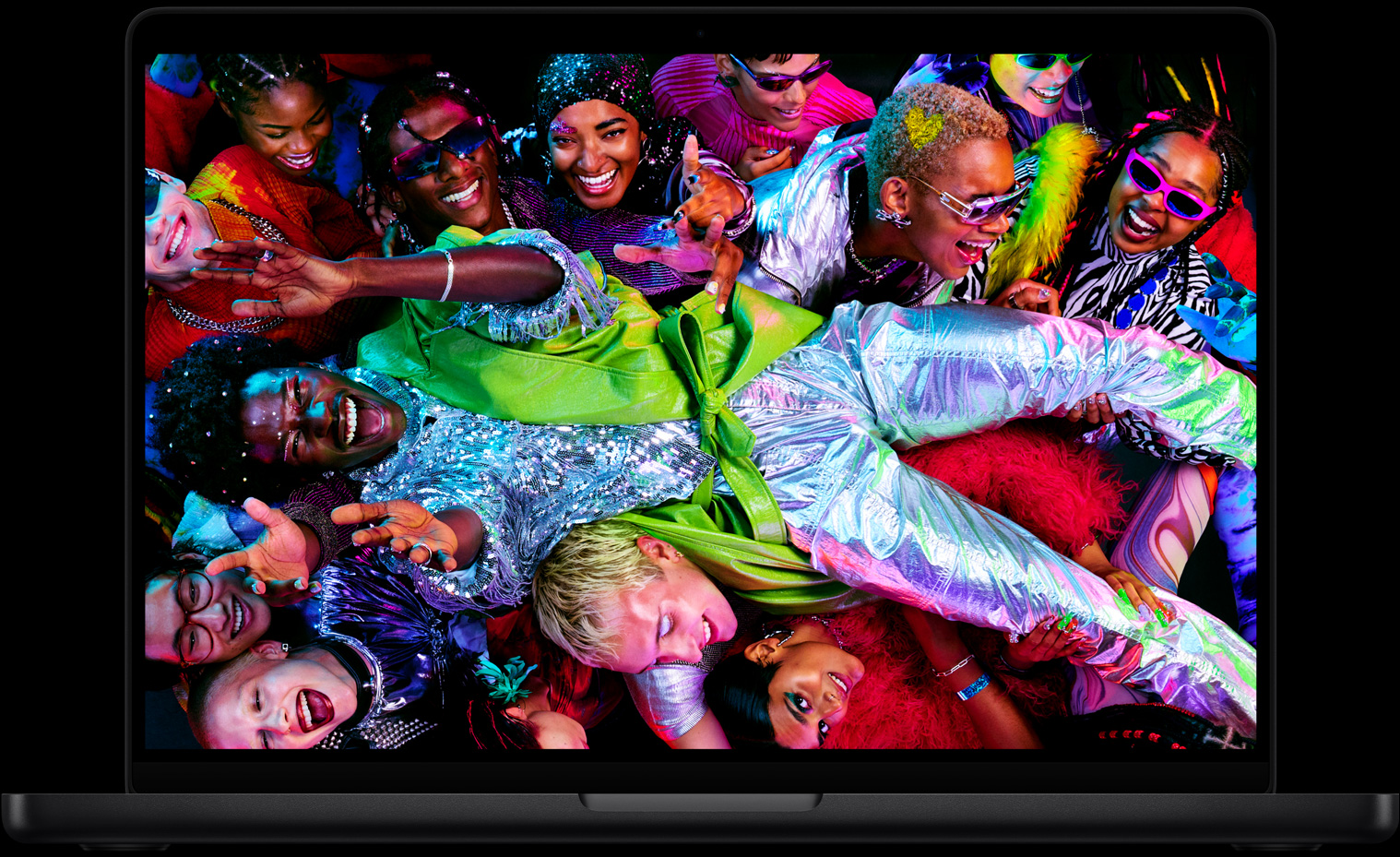Ein MacBook Pro Display zeigt eine Person in einem reflektierenden Outfit, die bei einer Party crowdsurft, um die Qualit?t des brillanten Liquid Retina XDR Display zu demonstrieren