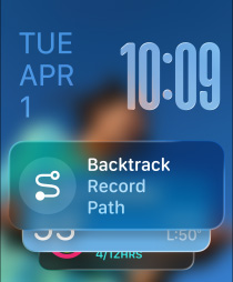 T?i modely Apple?Watch. Uprost?ed Apple?Watch?Ultra?2 z?p?írodního titanu s??ernym Trailovym tahem, na ciferníku aplikace Watch a?widget Návrat. Napravo uhlově ?erné Apple?Watch s?akvamarínovym pletenym navlékacím ?emínkem, na ciferníku konverzace s?babi?kou p?i pou?ívání Okam?itého tlumo?ení. Nalevo st?íbrné Apple?Watch s?mandarinkovym sportovním ?emínkem, na ciferníku aplikace Cvi?ení se zobrazenym cvi?ením Běh venku a?tla?ítkem pro jeho spu?tění.