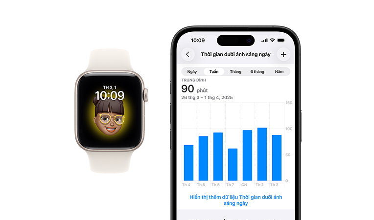 Apple Watch SE 3, Day ?eo Th? Thao màu tr?ng, m?t tr??c, màn hình hi?n th? ??ng H?, Memoji, bên c?nh ?ó là m?t tr??c c?a iPhone 16, màn hình hi?n th? S?c Kh?e, Bi?u ?? Th?i Gian D??i ánh Sáng Ngày